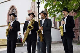 Saxophonquartett nonsequence spielt vor einer Kirche